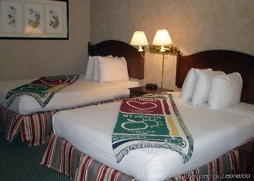 Econo Lodge Inn & Suites Σάρλοτ 2*,